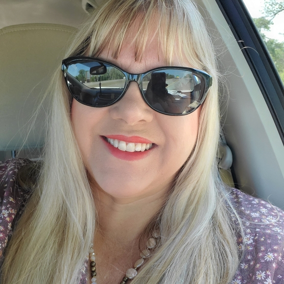 Meet your Posher, Julie - Picture 2 of 2